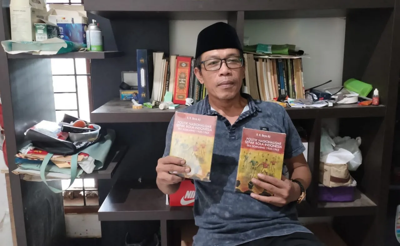 Aktivis Surabaya Kirim Buku ke Ade Armando yang Sebut Penolakan Israel Klenik Wangsit Bung Karno