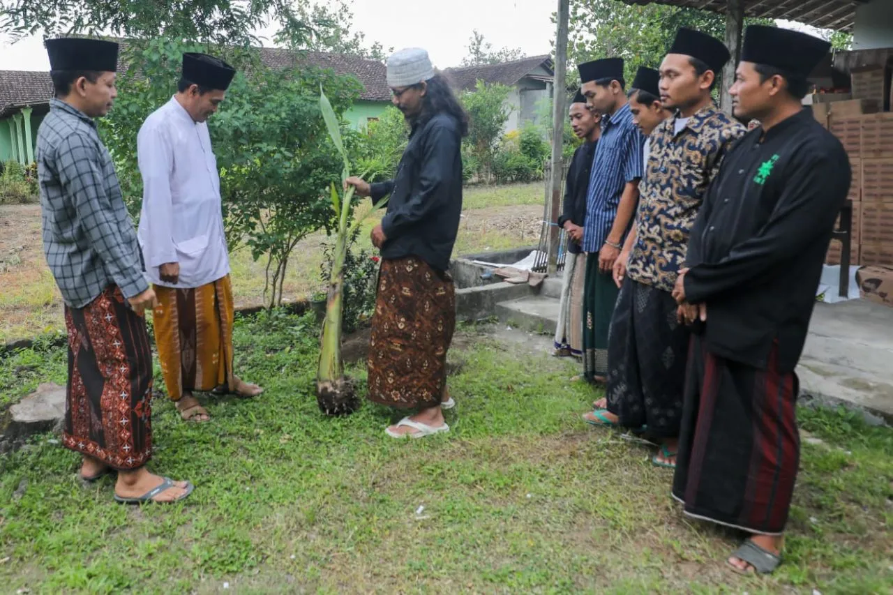 GGN Jatim Beri Bantuan Bibit Pisang Wujudkan Ketahanan Pangan Pondok Pesantren