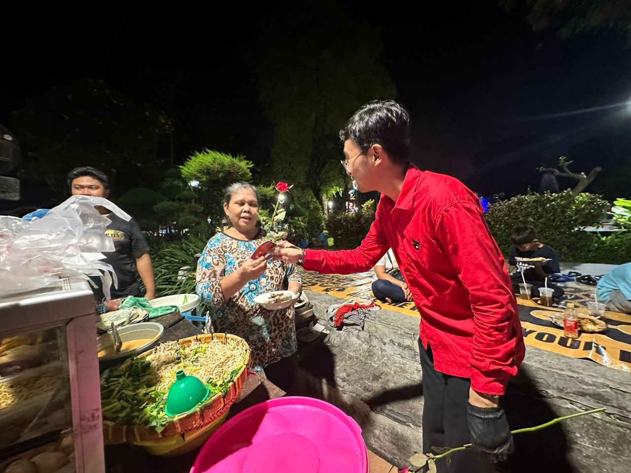 Bagikan 140 Bunga Kepada Ibu-Ibu, Seno Bagaskoro: Terimakasih Ibu Mega Pilih Mas Ganjar