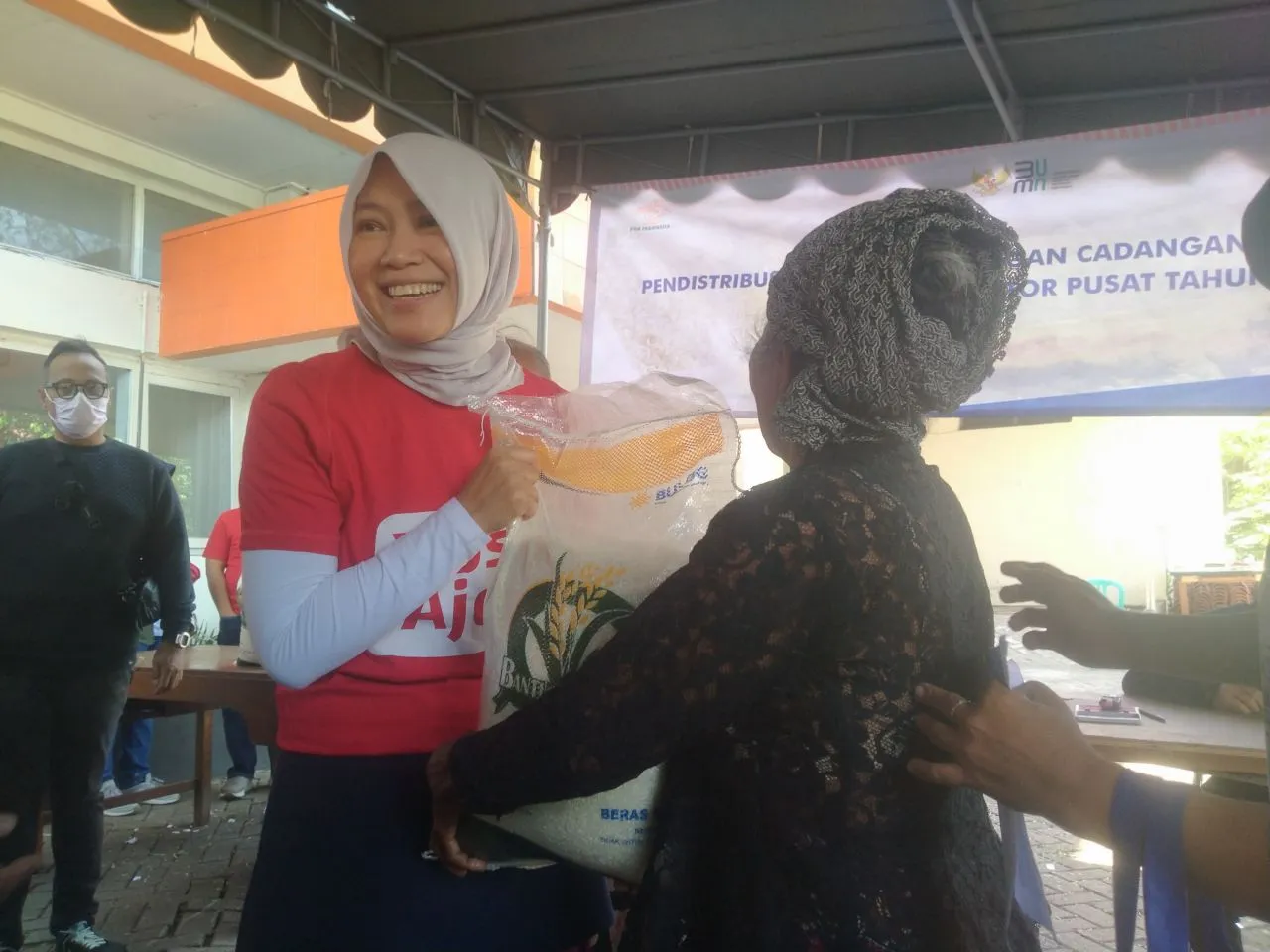 Mulai Hari Ini, PT Pos Cabang Kebonrojo Surabaya Salurkan Bantuan Beras untuk 163.137 KPM