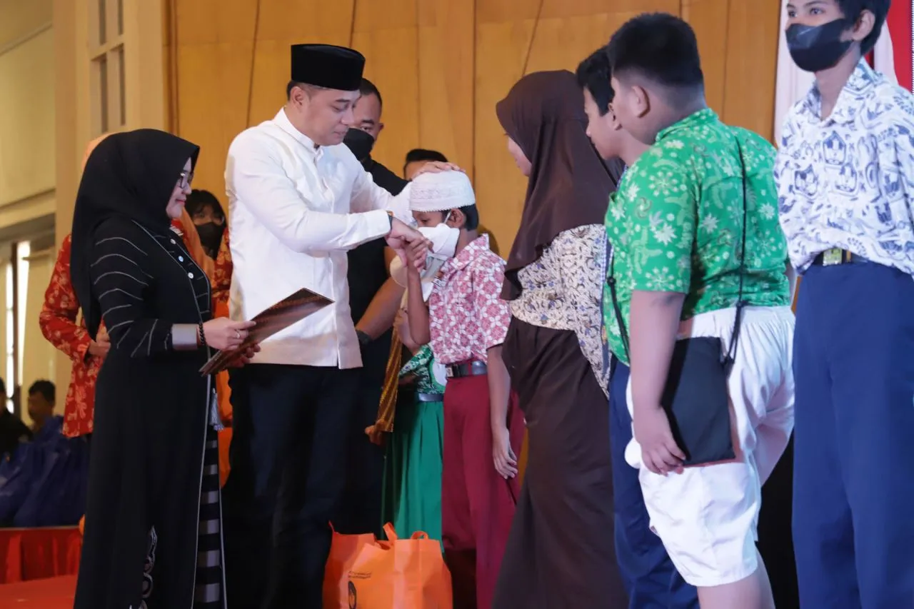 Pemkot Surabaya Bagikan Baksos kepada Ratusan Siswa SD/SMP