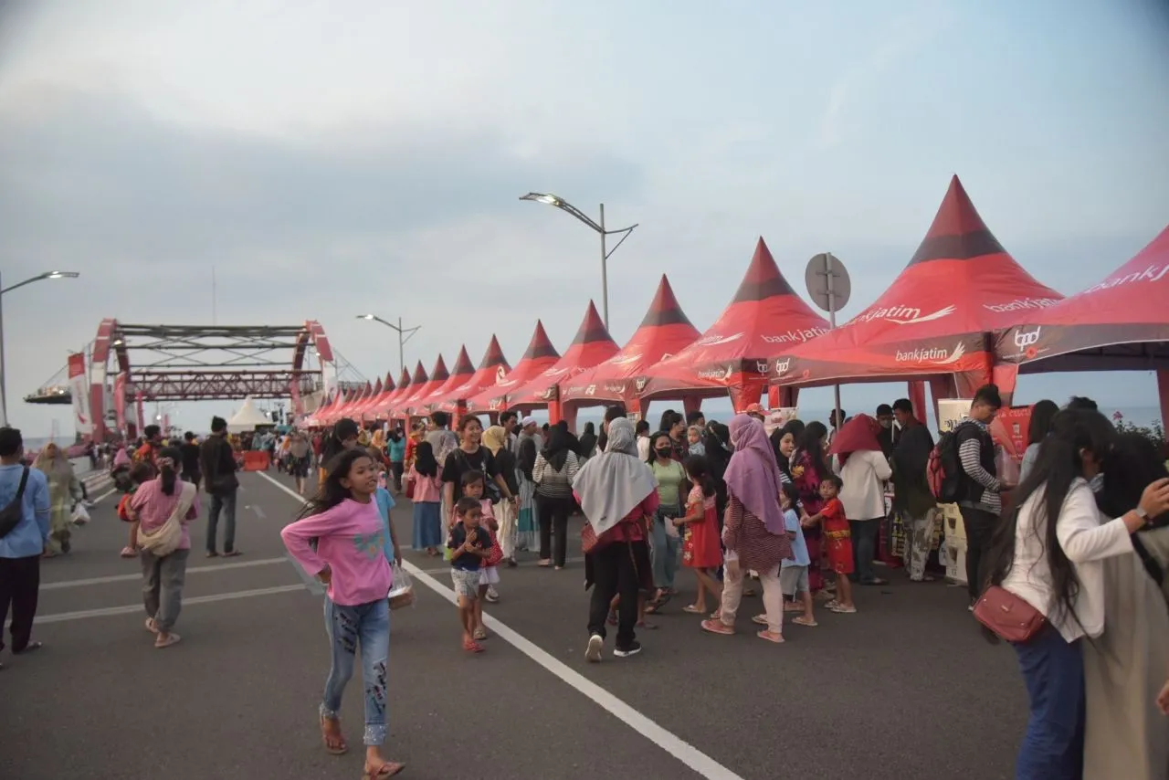 Warga Surabaya Antusias Sambut Festival Ramadan di Jembatan Suroboyo