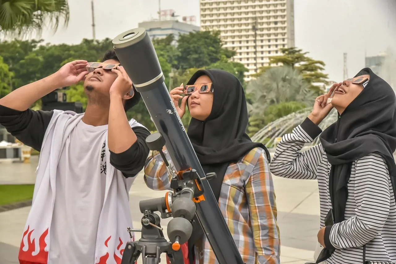 Surabaya Astronomy Club Pantau Gerhana Matahari Hibrida di Balai Kota