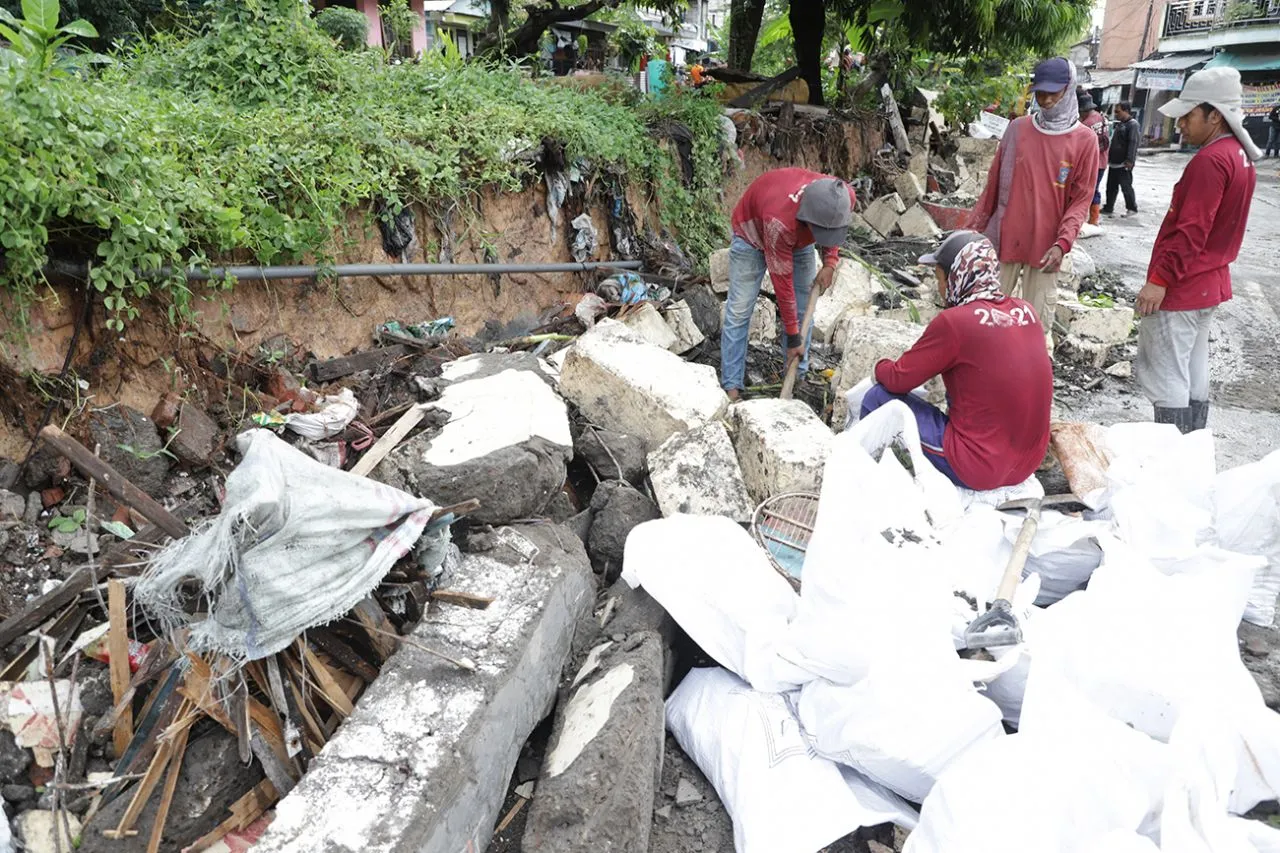 Pemkot Surabaya Gerak Cepat Perbaiki Pelapis Tanggul Jebol di Sungai Kembang Kuning