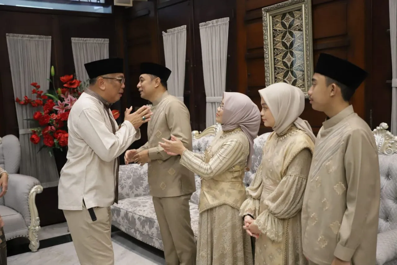 Gelar Open House saat Lebaran, Wali Kota Eri Cahyadi bersama Keluarga Sambut Warga di Rumah Dinasnya