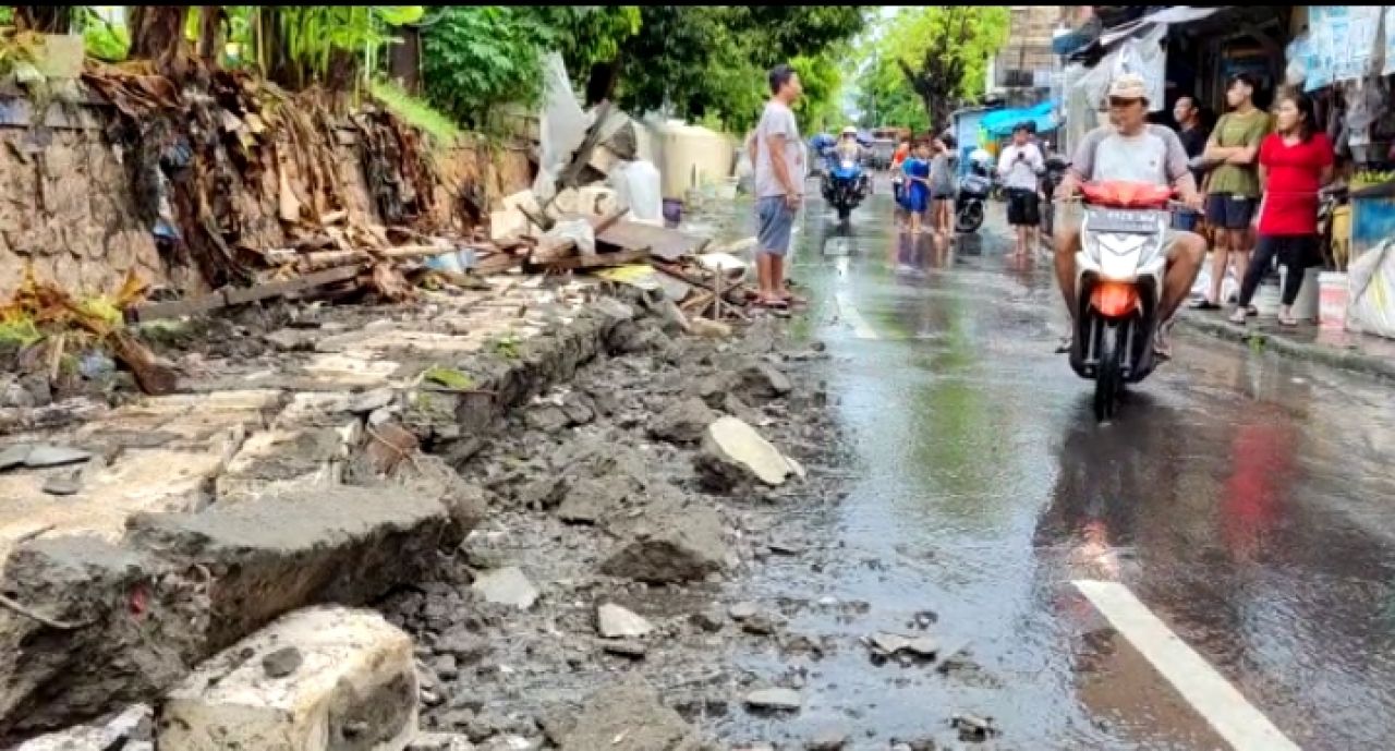 Diguyur Hujan Deras, Tanggul di Sungai Kembang Kuning Surabaya Jebol