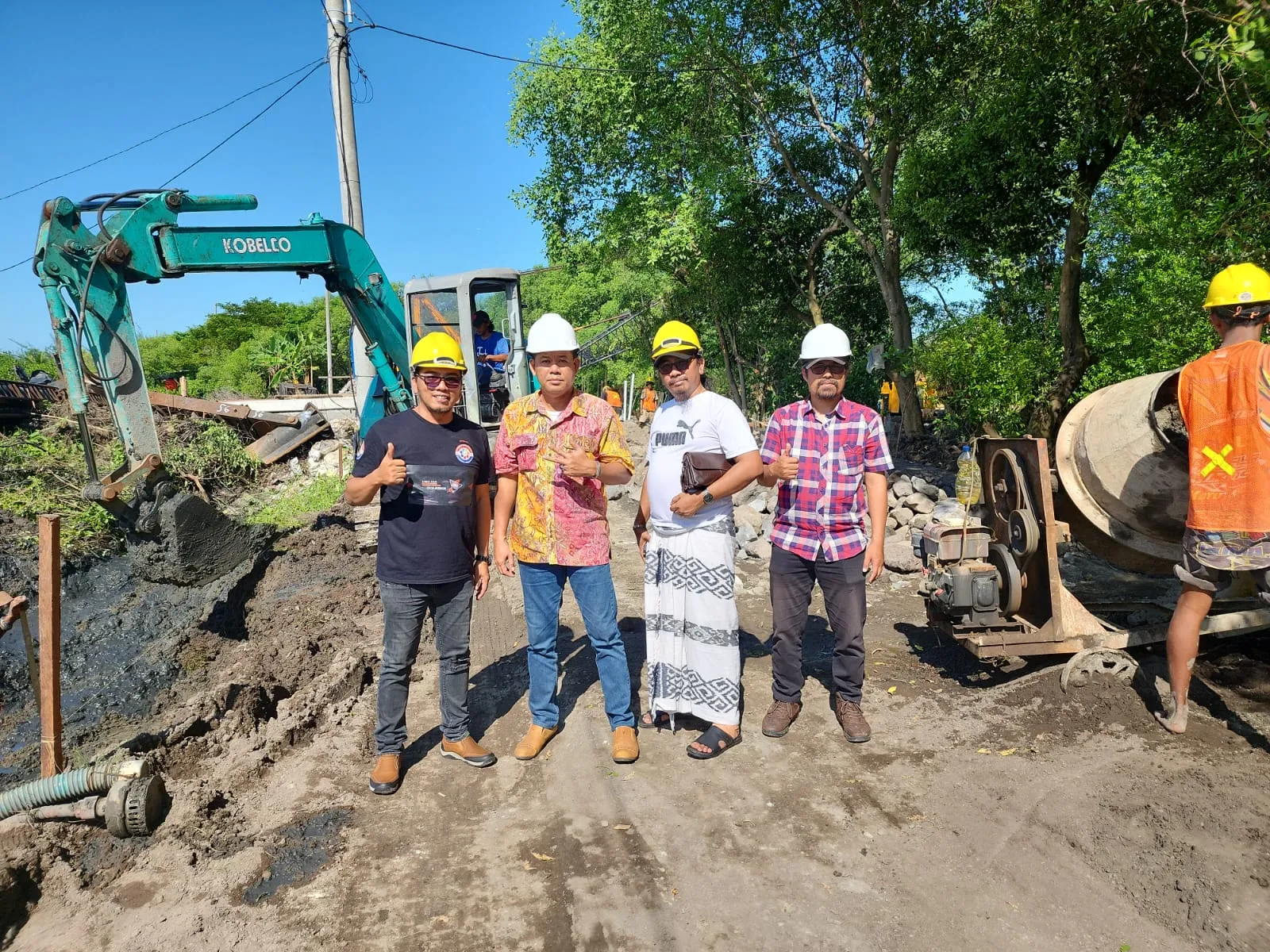KIM Medokan Ayu Berkreasi Tinjau Pembangunan Jalan Paving Baru Akses Mangrove