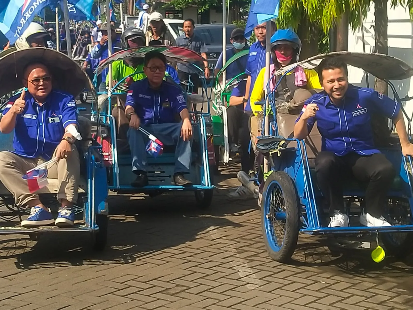 Daftarkan Bakal Caleg, Pengurus Demokrat Jatim Naik Becak ke KPU