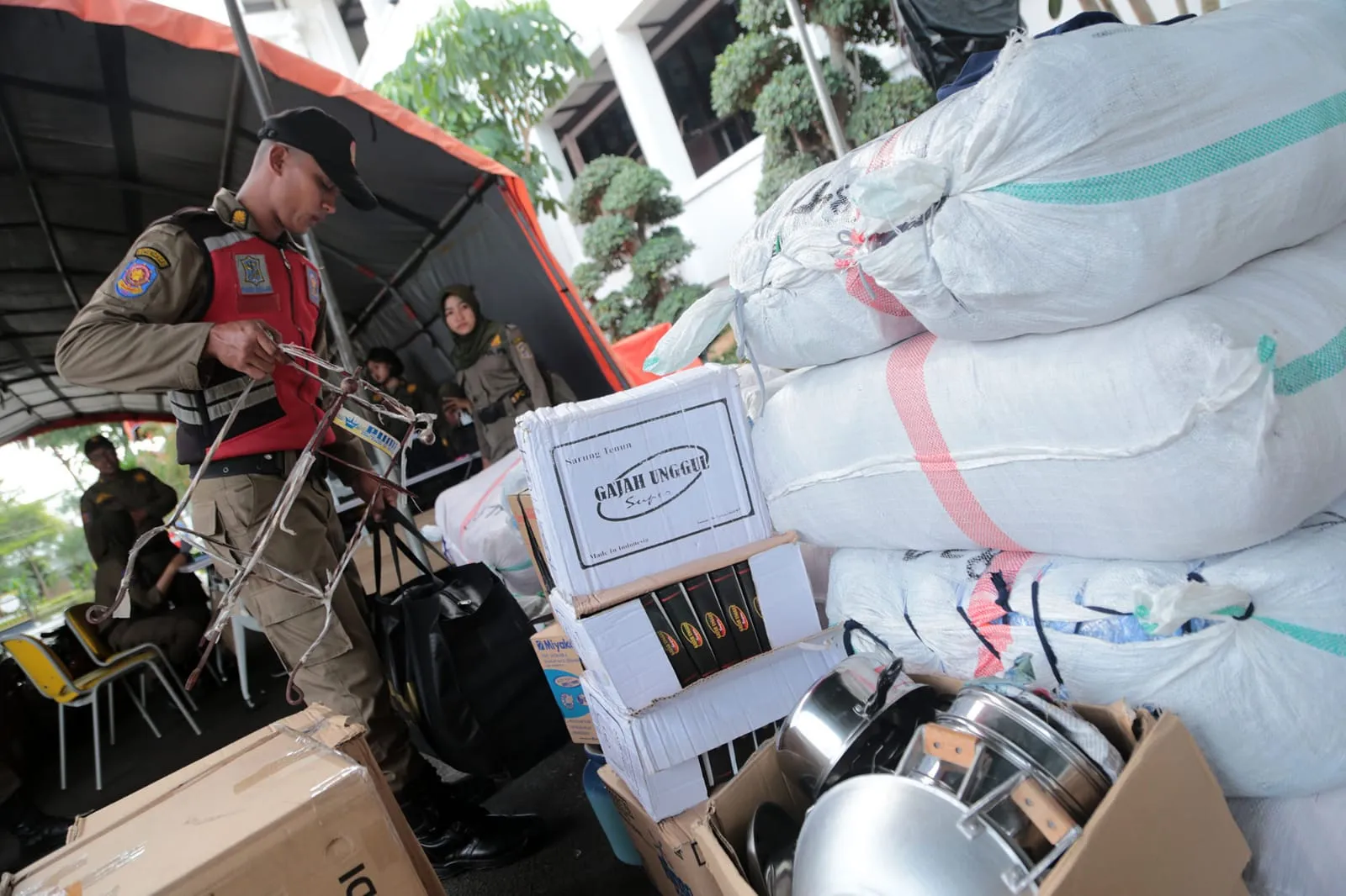 Lewat Garage Sale, Pemkot Surabaya Terima Bantuan Sandang