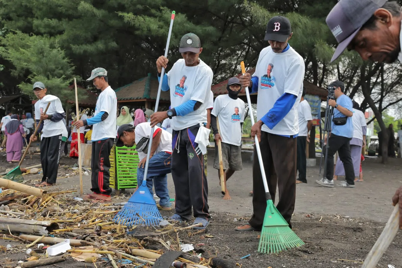 Ratusan Nelayan Pendukung Ganjar Bersih-Bersih Pantai di Banyuwangi