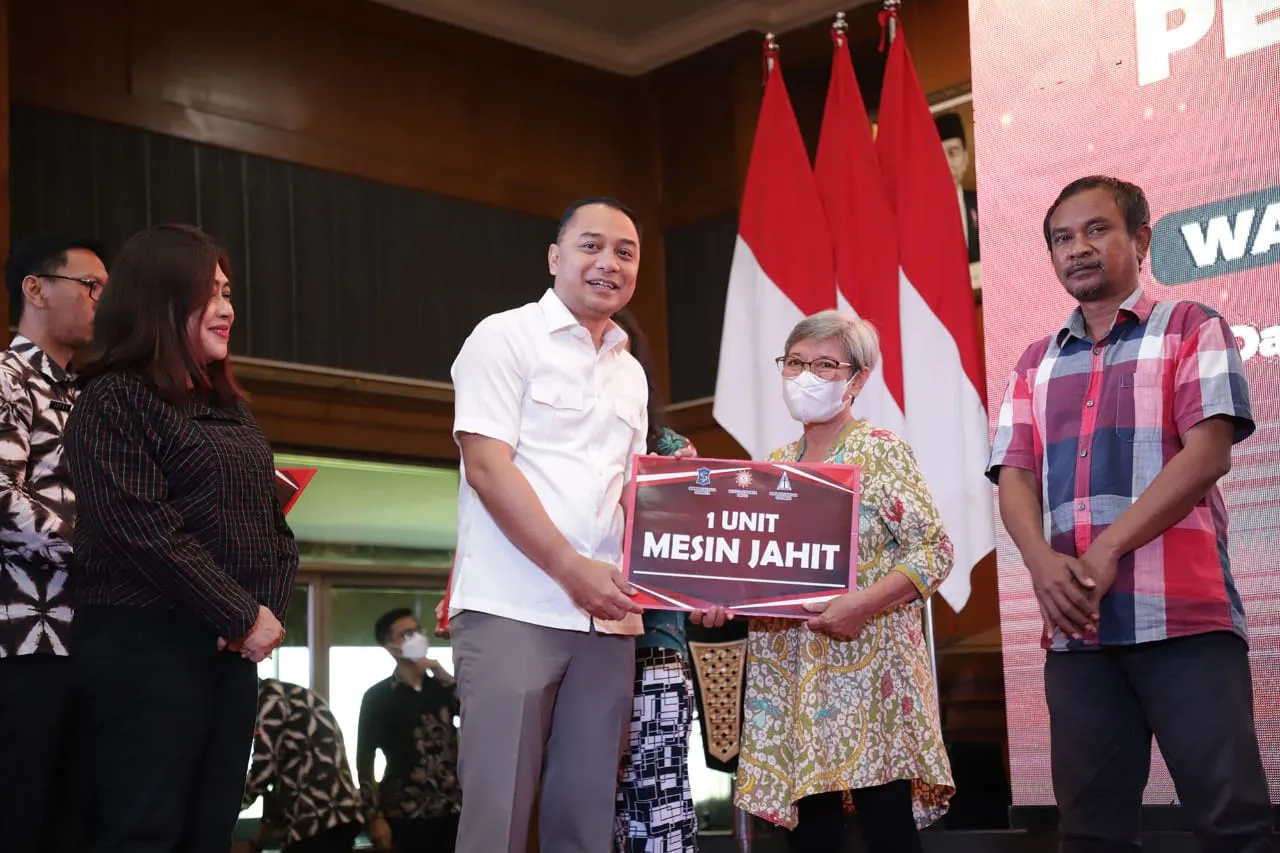 Jaga Keberagamaan di Surabaya, Wali Kota Eri Cahyadi Serahkan 150 Bantuan Sosial untuk Umat Kristiani