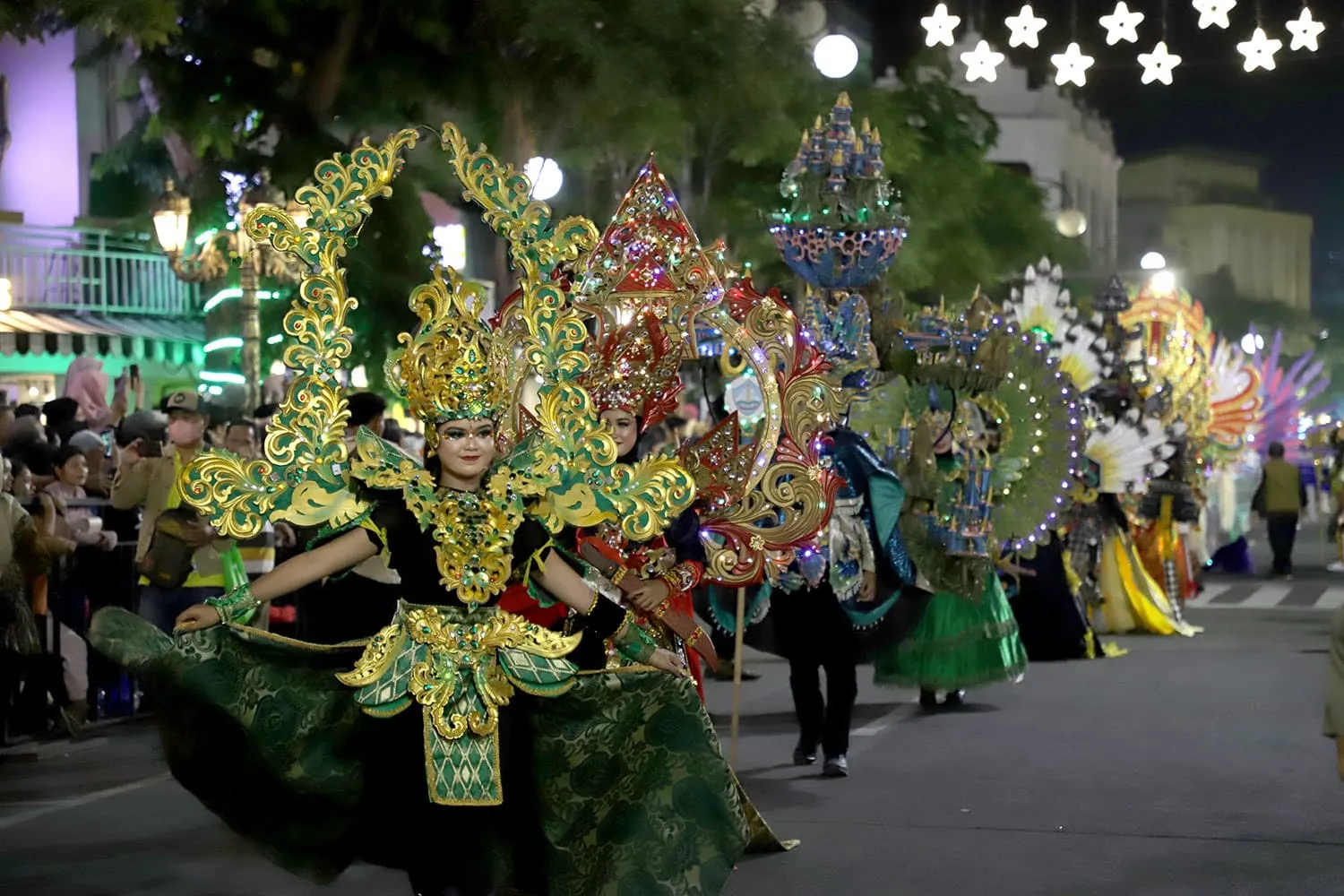 Pertama Kali Digelar Pemkot Surabaya, Gemerlap Light Parade Hiasi HJKS ke-730