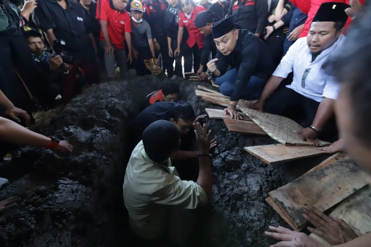 Wali Kota Eri Cahyadi Antarkan Mantan Wali Kota Surabaya Whisnu Sakti Buana ke Peristirahatan Terakhirnya