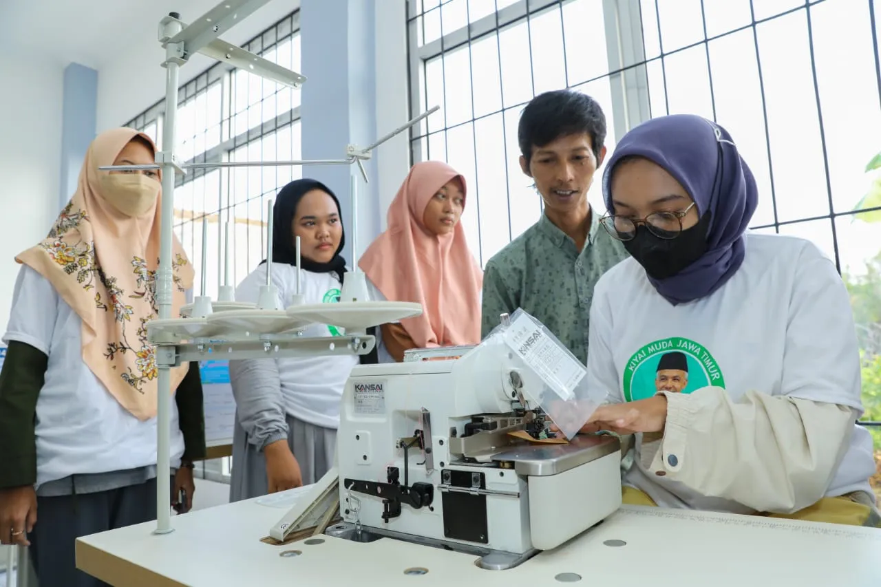 Relawan Kiai Muda Jatim Gelar Pelatihan Menjahit bagi Santri di Bojonegoro