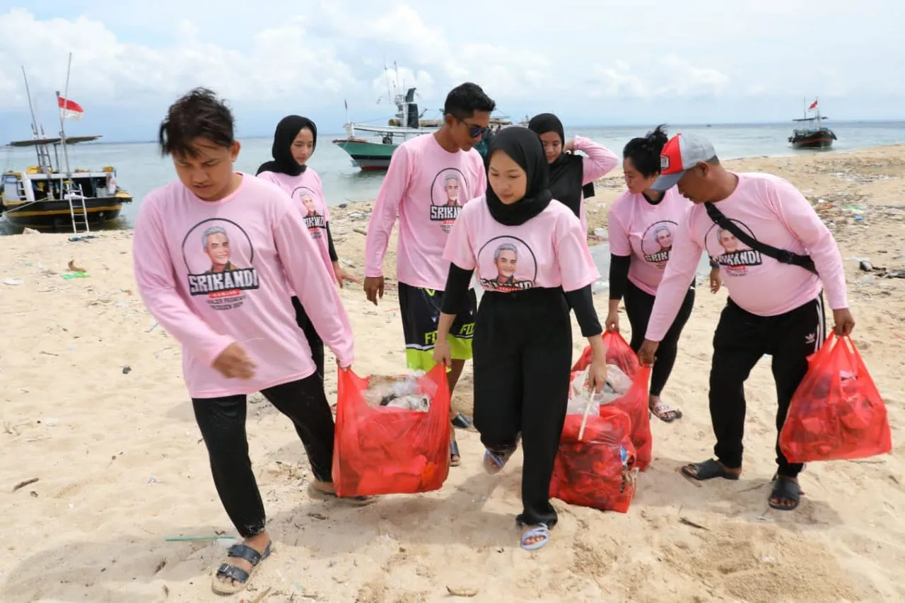Peringati Hardiknas, Srikandi Ganjar Jatim Gelar Bersih - bersih Sampah di Pantai Gili Ketapang