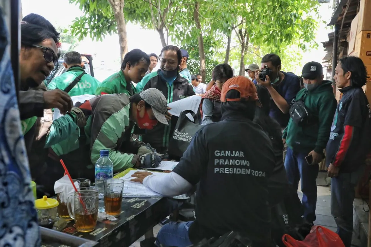 Relawan Kowarteg di Surabaya Bagi Sarung Tangan dan Makan Siang Gratis ke Ojol