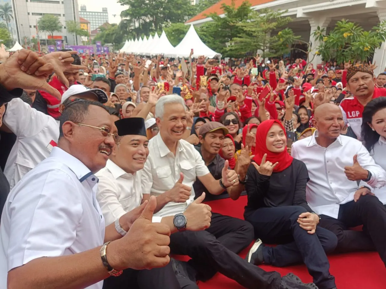 Teriakkan Presiden! Ribuan Warga Surabaya Elu-elukan Ganjar Pranowo
