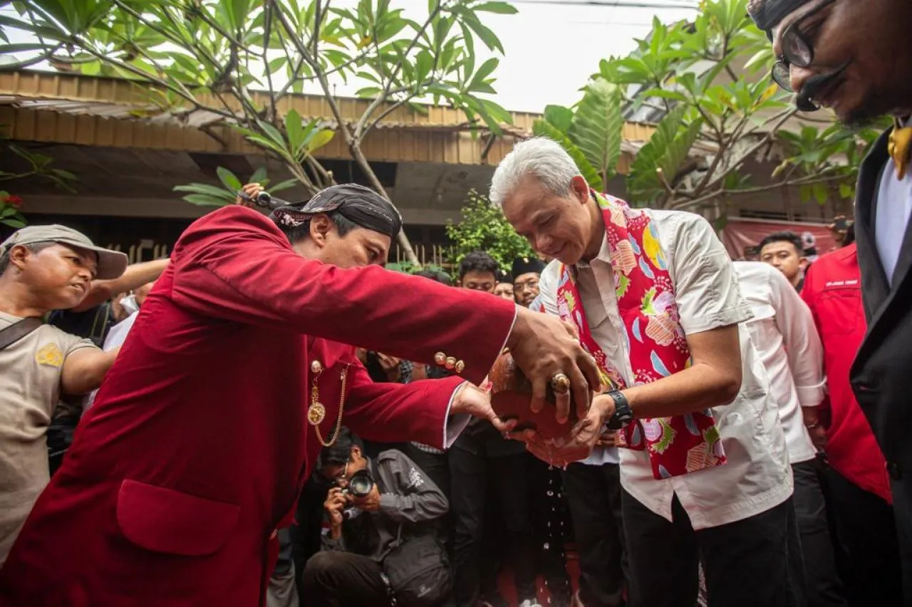 Dirumah Bung Karno, Ganjar Dibasuh Air Kendi dari Sumur Bojong Berusia 600 Tahun