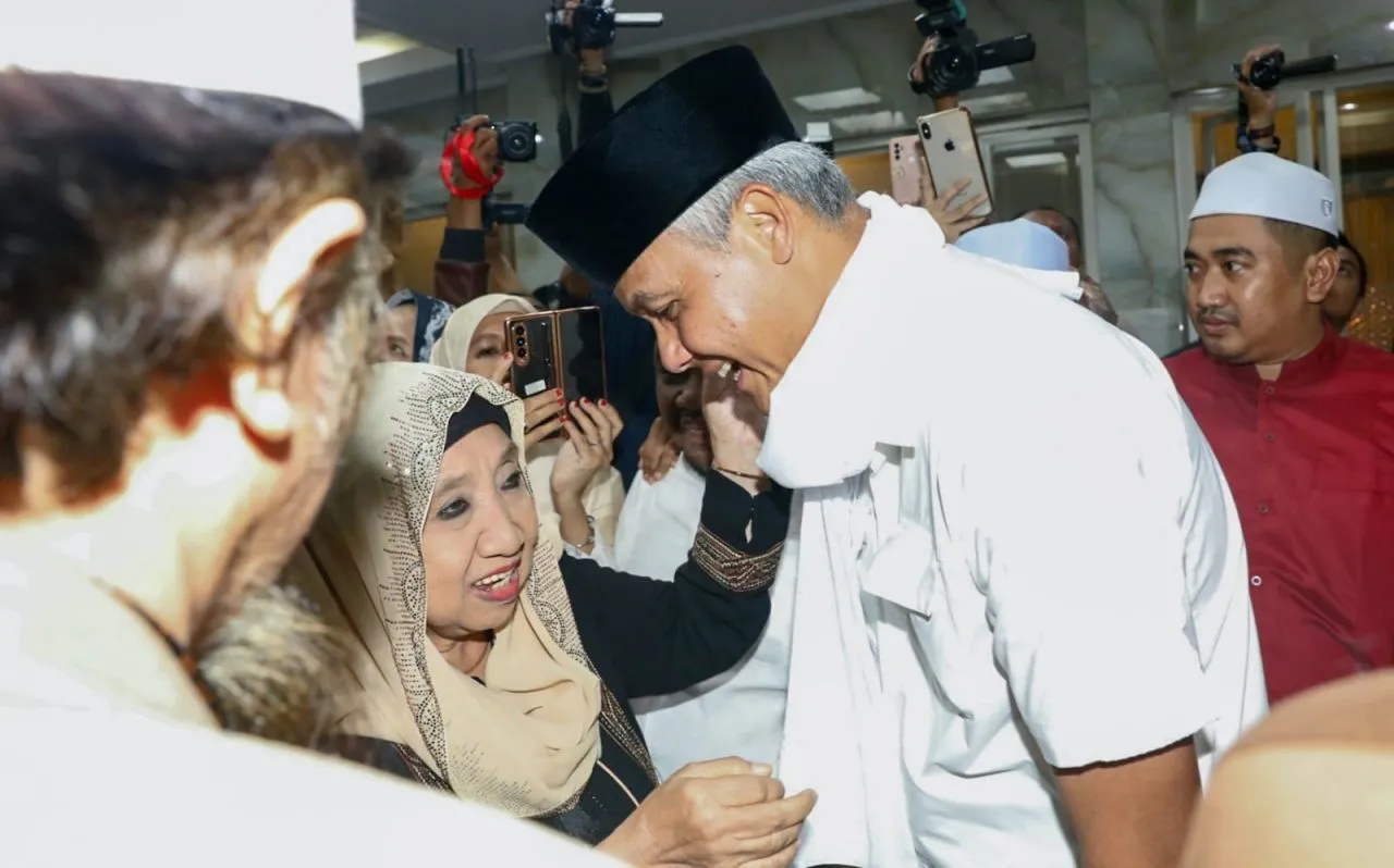 Kisah Nyai Sepuh Surabaya Hadiahi Ganjar Sorban Putih Usai Bertemu di Makkah Januari Lalu