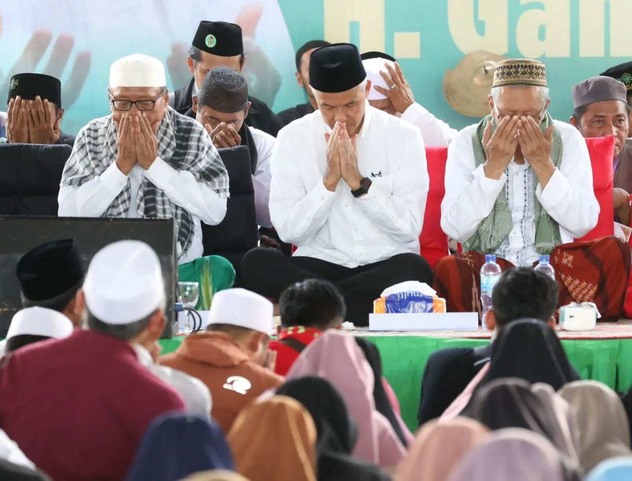 Hadiri Halal bi Halal di Ponpes Al Badri Jember, Ribuan Ulama dan Santri Teriak: Ganjar Presiden 2024!