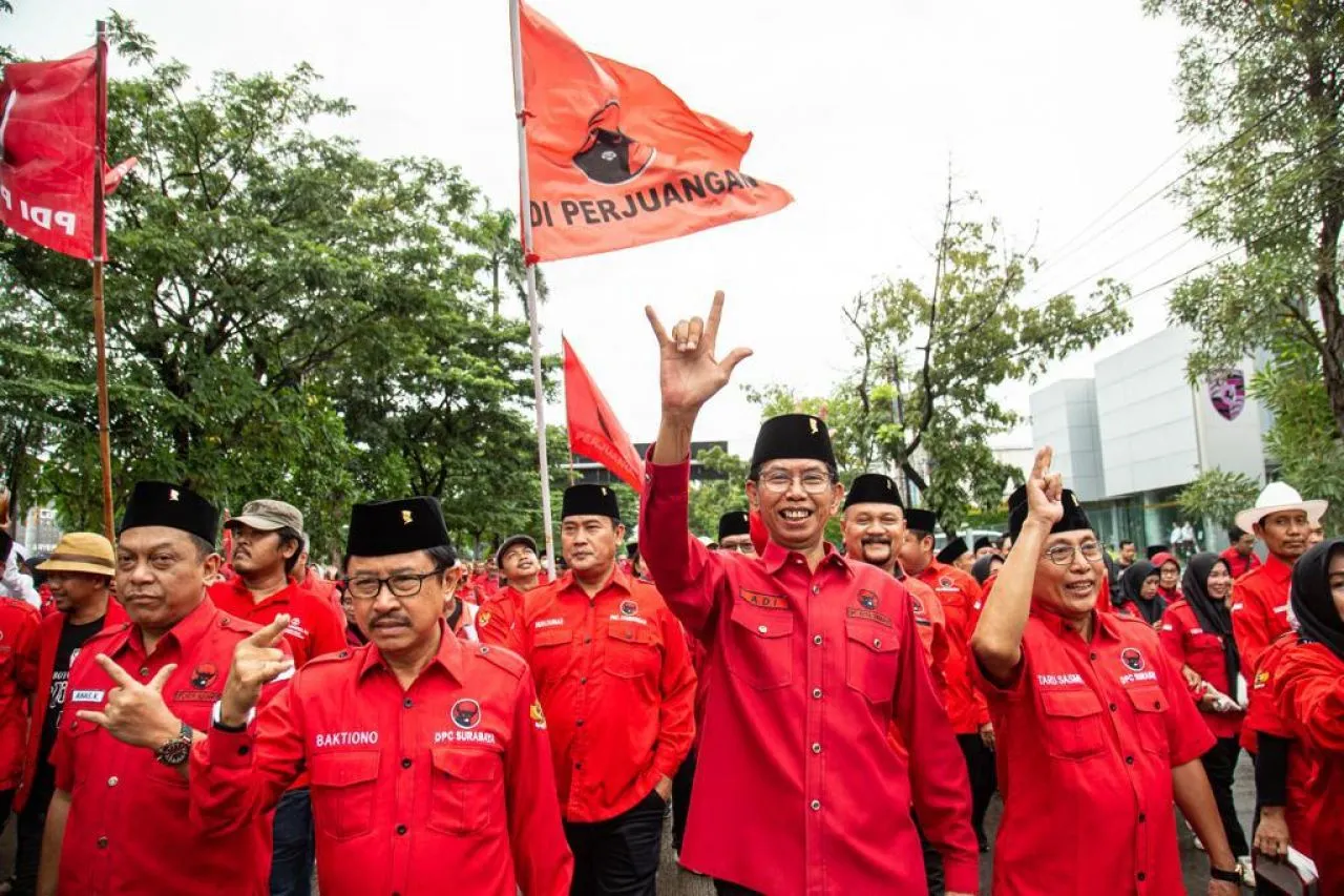 PDIP Surabaya Long March Daftarkan Bacaleg: Pemilu Menang, Ganjar Presiden!