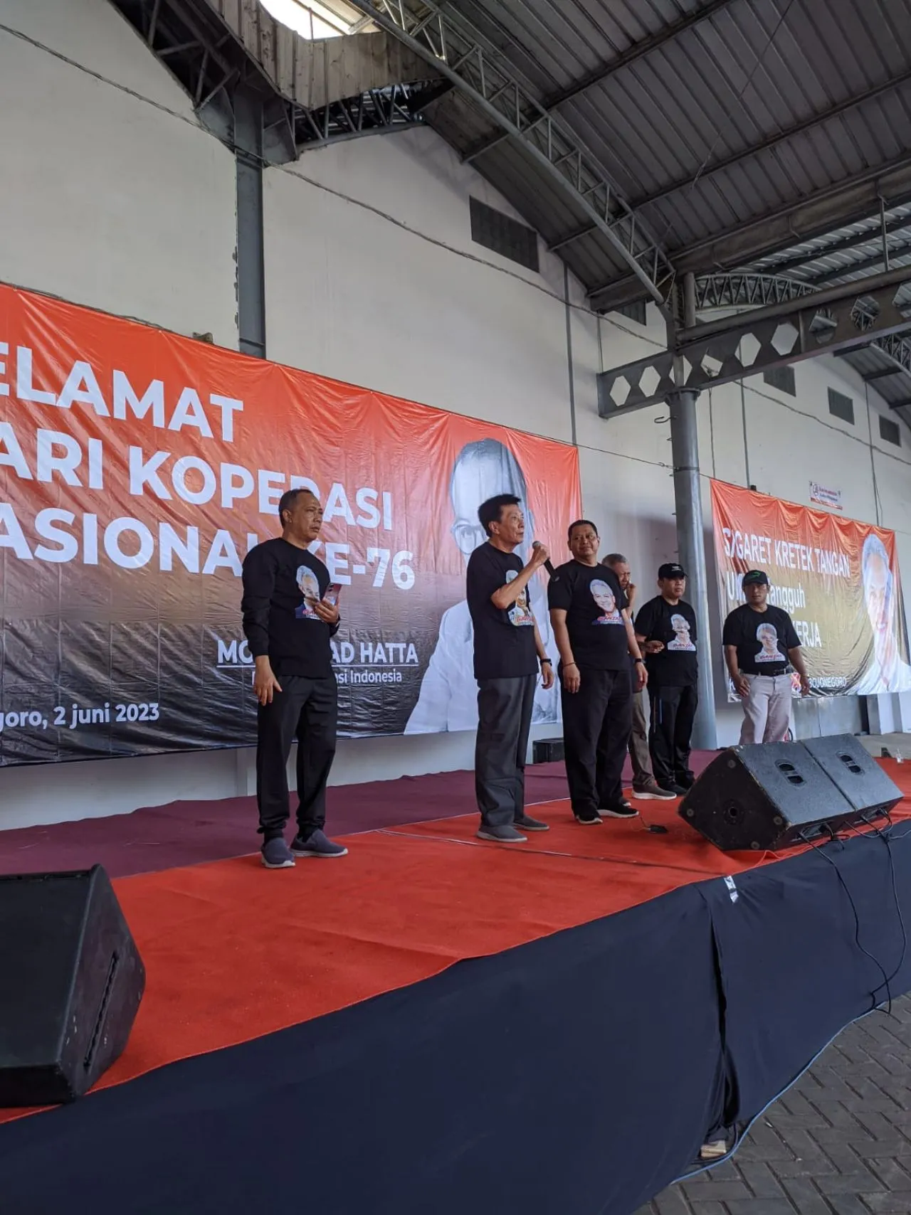 Disapa Ganjar Melalui Vidiotron, Buruh Industri Tembakau di Bojonegoro: Ganjar Menang, Ganjar Presiden
