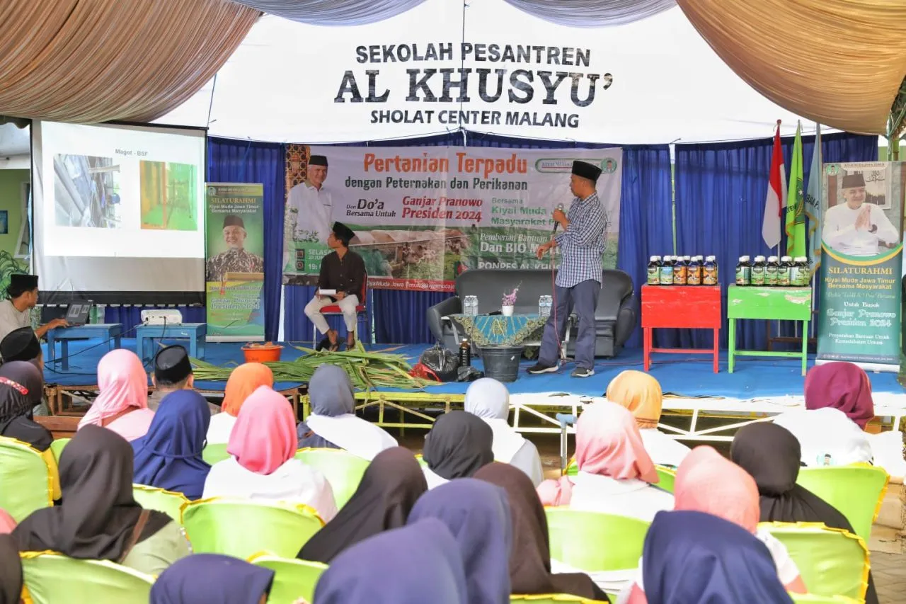 Kiai Muda Ganjar Ajarkan Sistem Pertanian Terpadu Kepada Petani Blitar