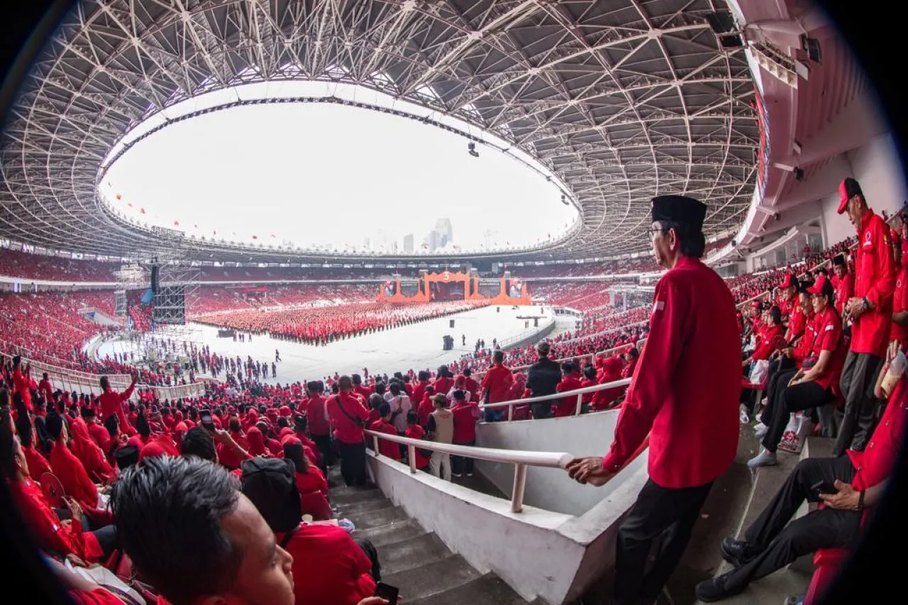 Merahkan GBK, Kader PDIP Surabaya Khidmat Simak Pidato Mega, Jokowi, dan Ganjar