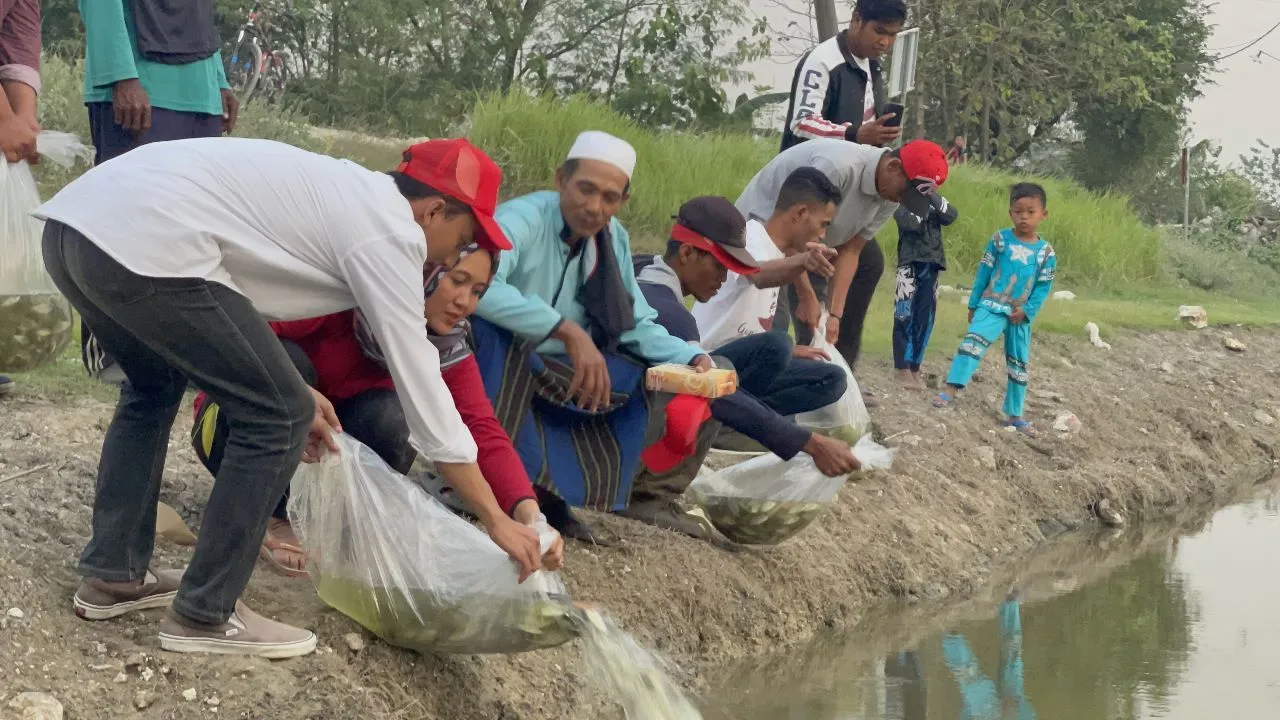 Di Bojonegoro, Ganjar Milenial Ajak Warga Tebar Bibit Ikan dan Tanam Pohon