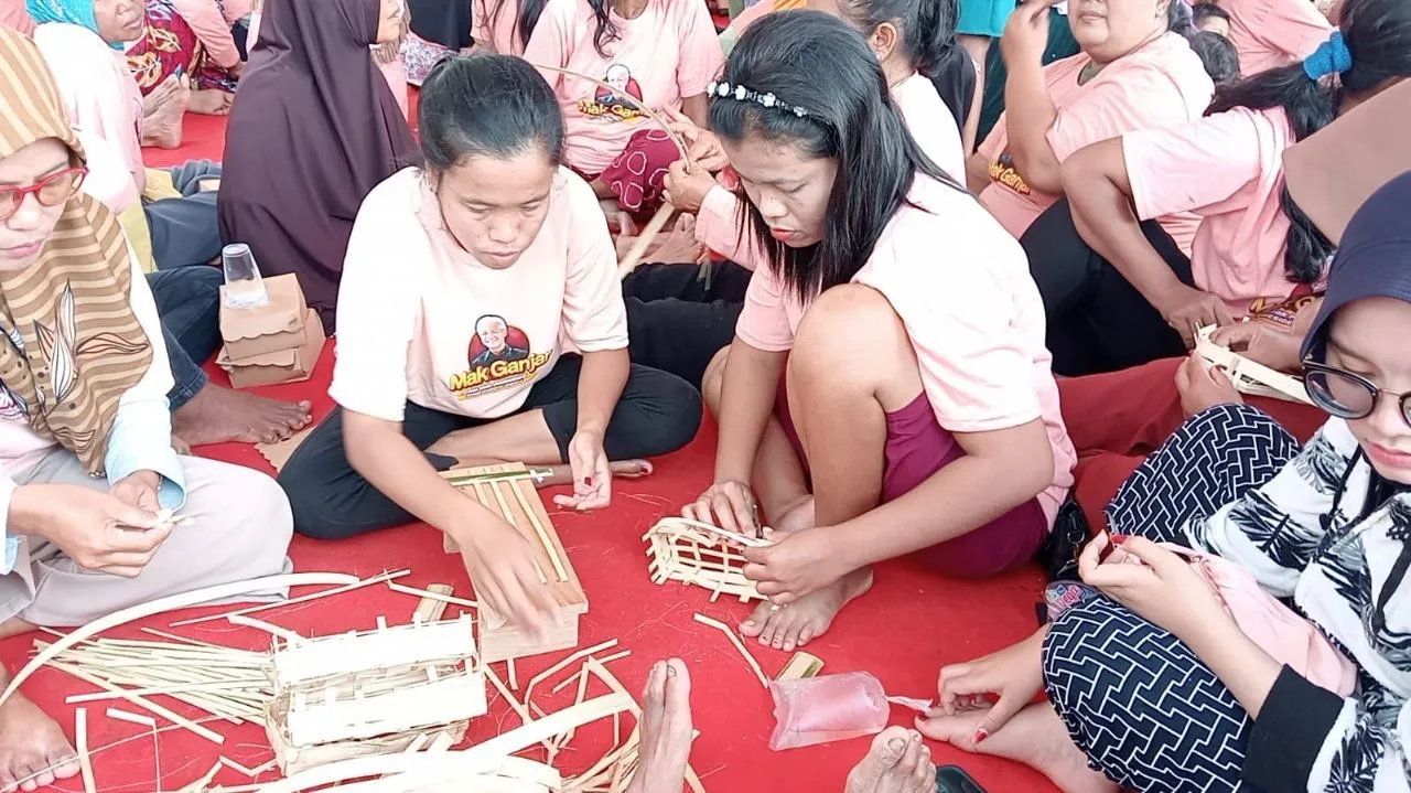 Fantastik, Mak Ganjar Ajarkan Ibu -Ibu di Banyuwangi Cara Membuat Besek Ikan