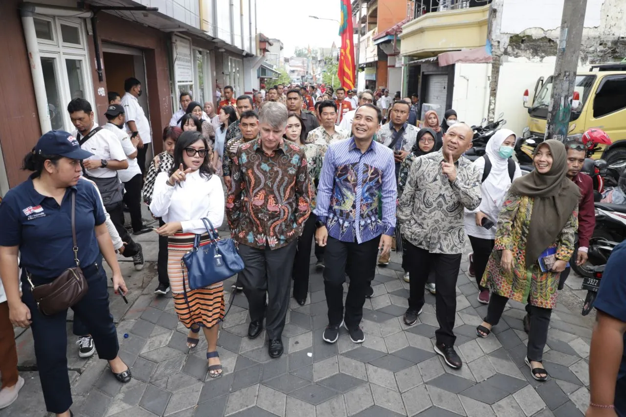 Jelang Akhir Jabatan, Dubes Inggris Diajak Keliling Kawasan Dolly Oleh Walikota Eri