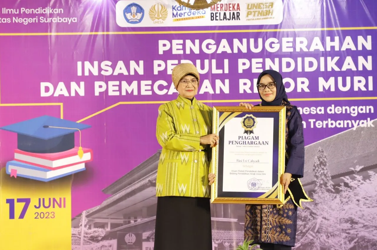 Rini Indriyani Eri Cahyadi Mendapat Penghargaan dari Unesa sebagai Insan Peduli Pendidikan