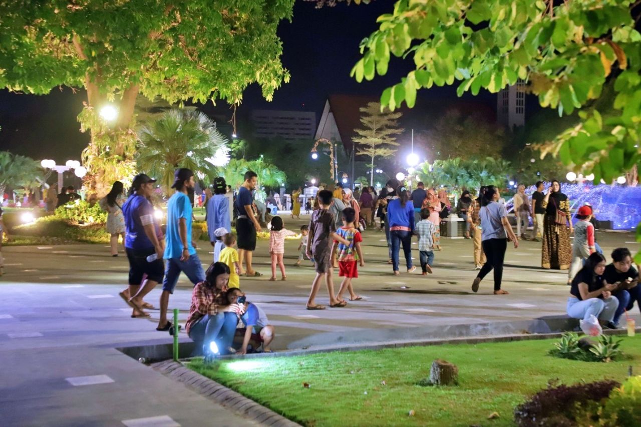Begini Suasana Taman Surya di Malam Hari Semenjak Dibuka untuk Umum