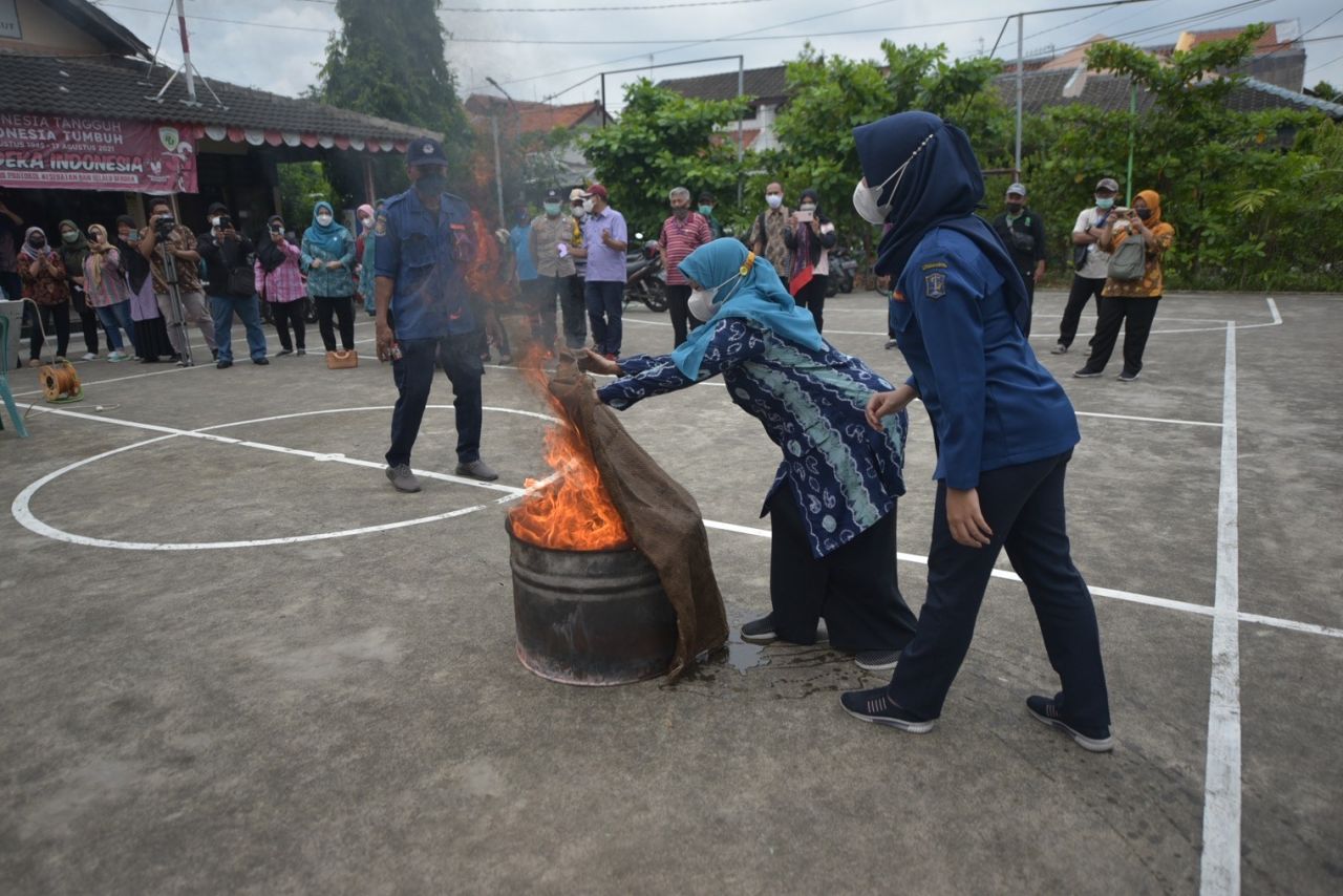 Kader Madagaskar Amunisi Baru Turunkan Kebakaran di Rumah Tangga Surabaya