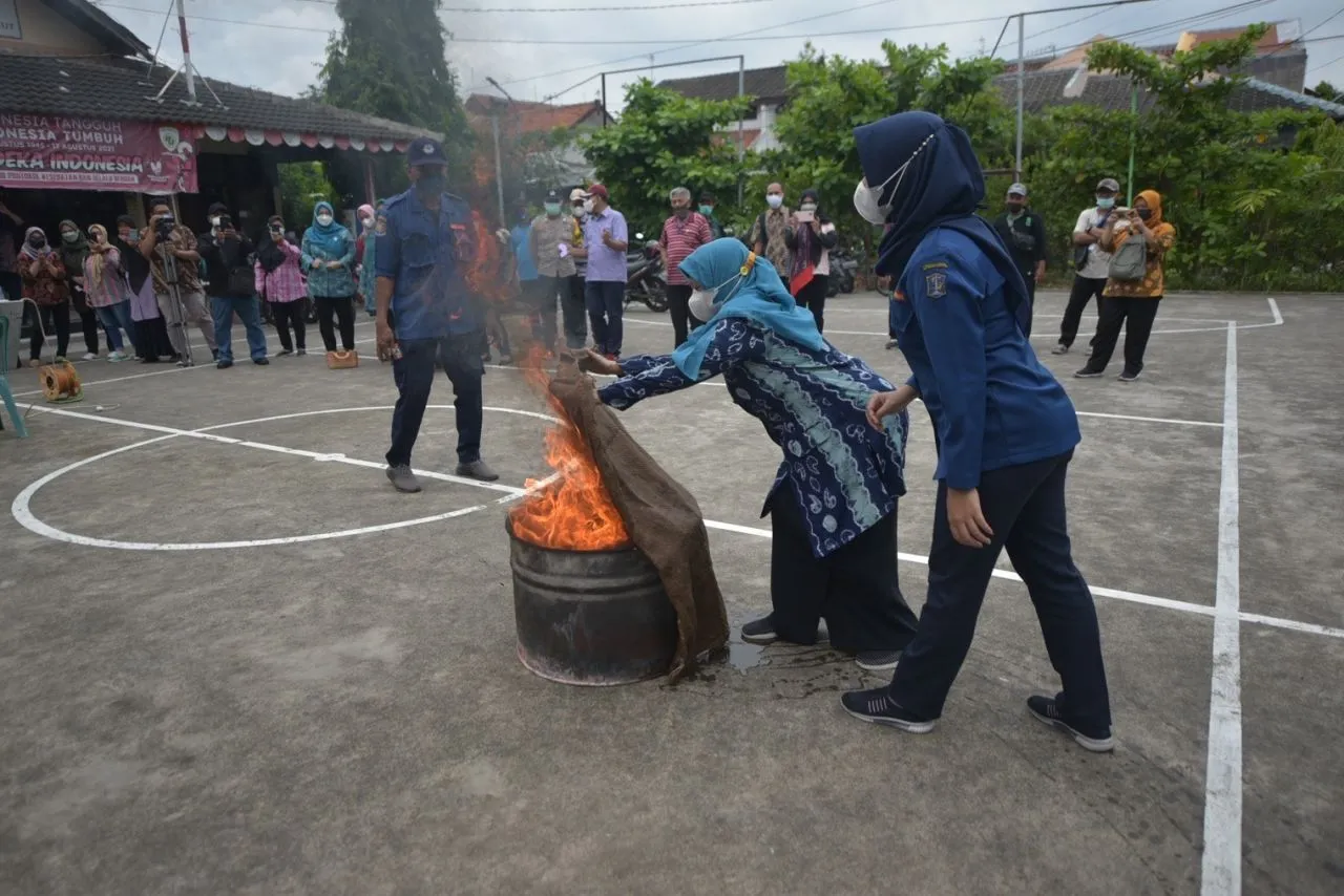 Kader Madagaskar Amunisi Baru Turunkan Kebakaran di Rumah Tangga Surabaya