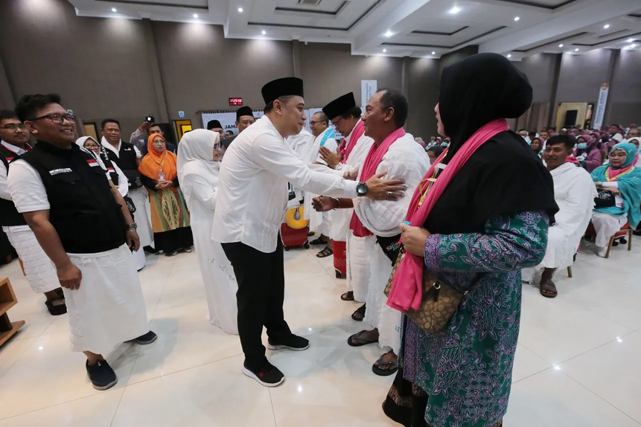 Wali Kota Eri Chayadi Lepas Keberangkatan CJH Surabaya Kloter 80