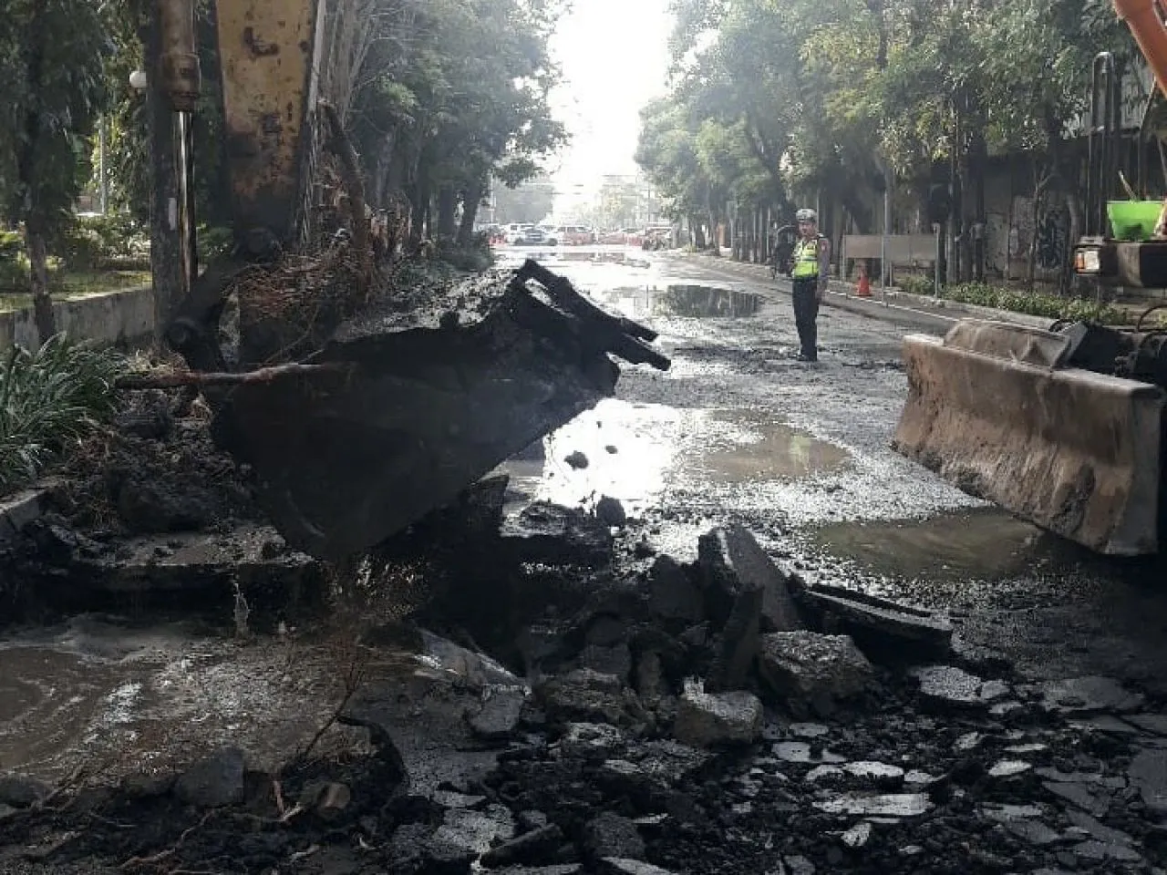 Pipa di Jalan Kertajaya Bocor, PDAM Surabaya Gerak Cepat Pasang Pipa Baru
