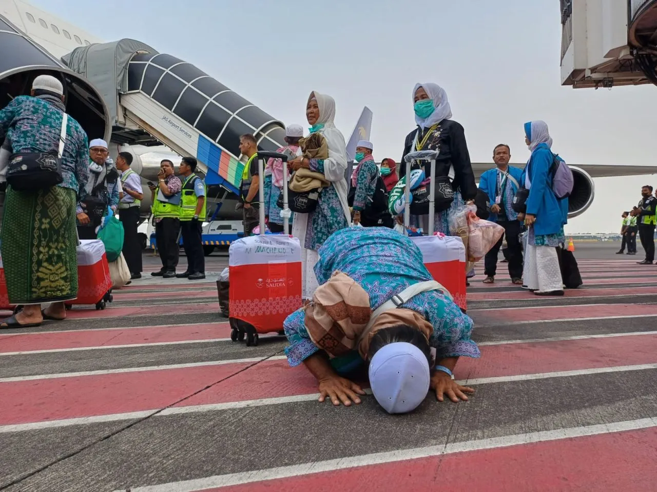 Kloter Pertama dan Kedua Tiba di Indonesia, Jemaah Haji Langsung Sujut Syukur