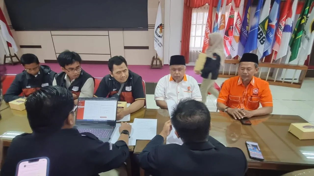 Serahkan Berkas Perbaikan Bacaleg, PKS Jatim Optimis Memenuhi Syarat