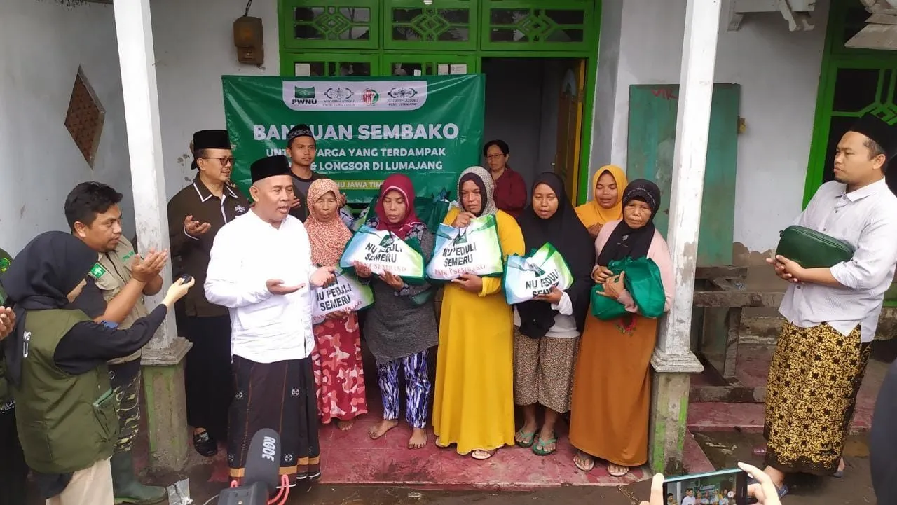 Peduli Korban Bencana Semeru, PWNU Jatim Beri Bantuan Sembako