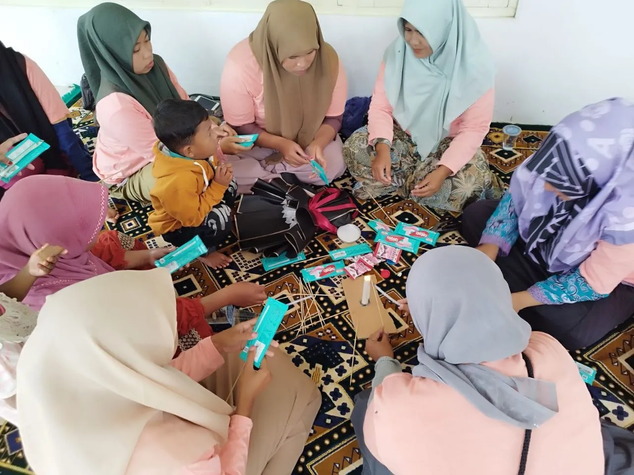Mak Ganjar Latih Ibu-Ibu di Pamekasan Cara Membuat Buket Snack