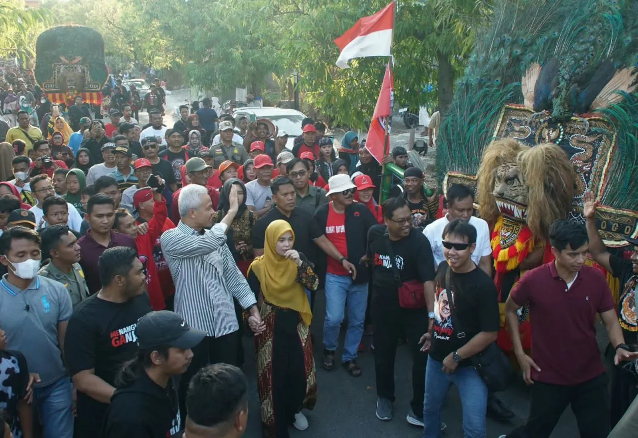 Ribuan Warga Tumlek Blek Sambut Ganjar Pranowo di Alun - alun Kabupaten Ngawi