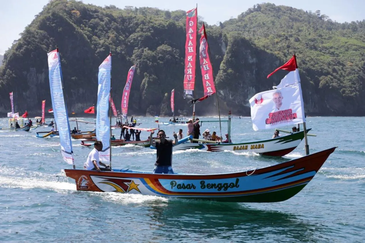 Relawan Des Ganjar Ikut Ramaikan Tradisi Petik Laut Larungan di Kabupaten Malang
