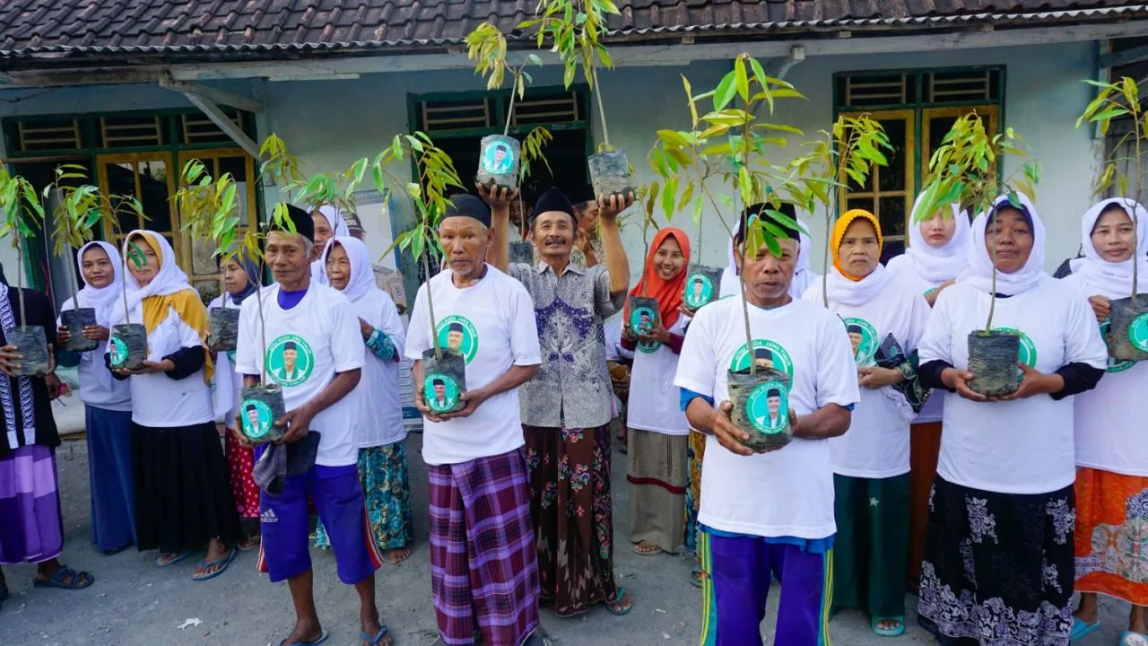 Hijaukan Bojonegoro, Kiai Ganjar Adakan Tanam Massal 200 Pohon Bersama Warga