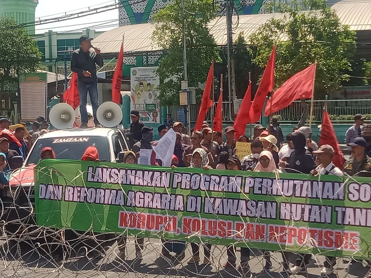 Ratusan Petani Kepung DPRD Jatim dan Kantor Gubernuran, Usung 8 Tuntutan