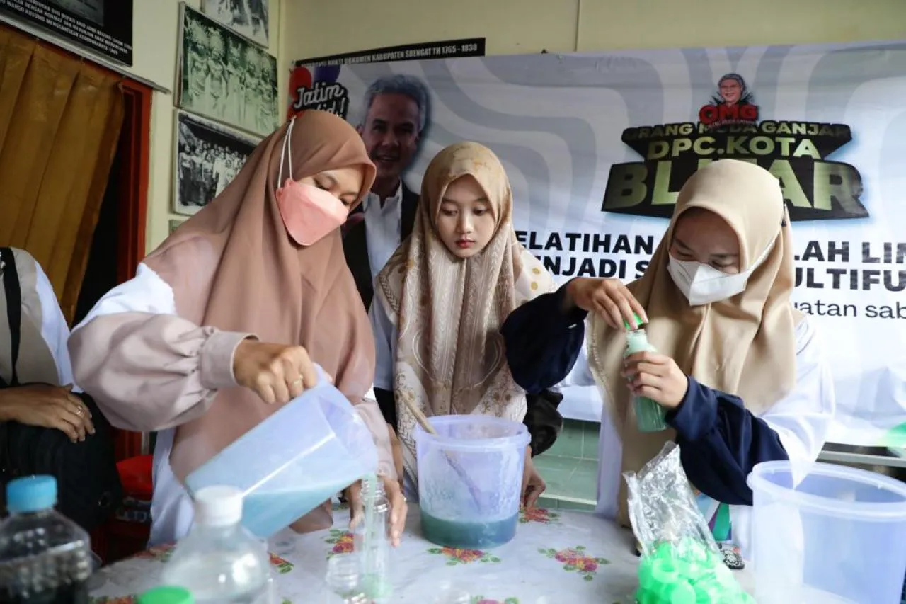 Orang Muda Ganjar Gelar Pelatihan Daur Ulang Limbah Menjadi Sabun di Blitar