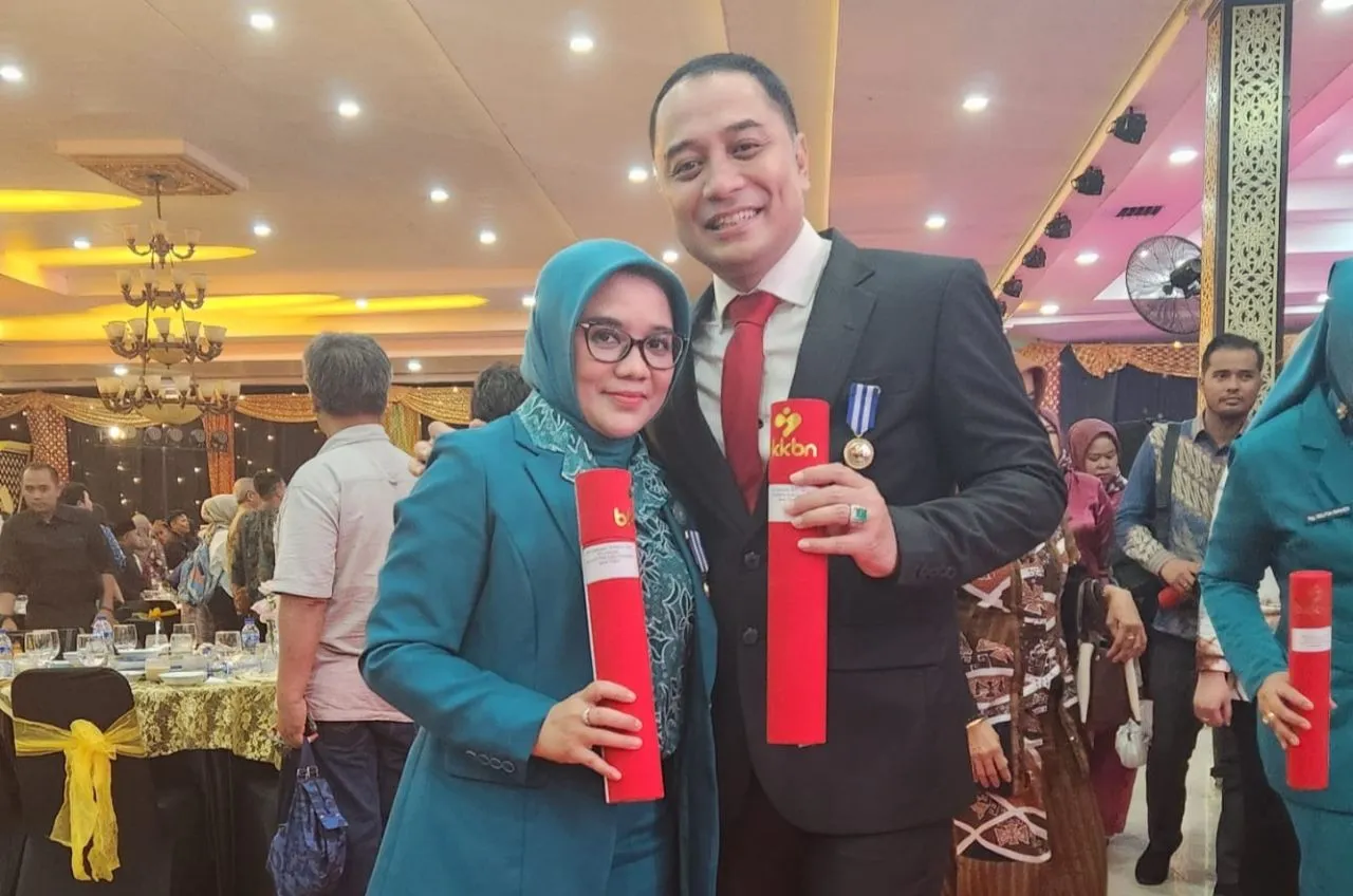 Berhasil Turunkan Stunting Kemiskinan, Wali Kota Eri dan Ketua TP PKK Surabaya Raih Penghargaan Tertinggi dari BKKBN