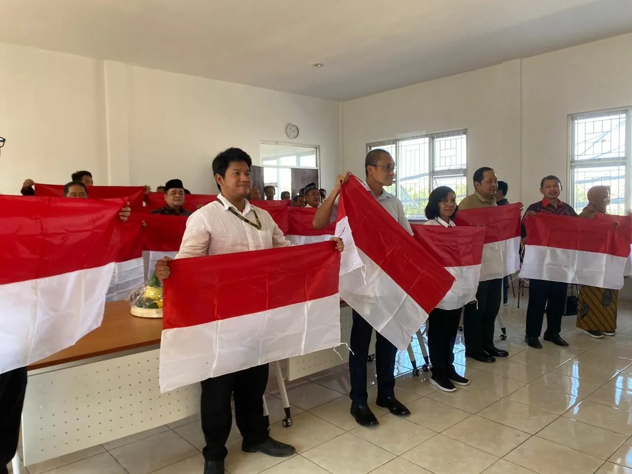 Di Surabaya, Eks Napiter Bagi-Bagi Bendera Merah Putih di HUT Kemerdekaan RI Ke-78
