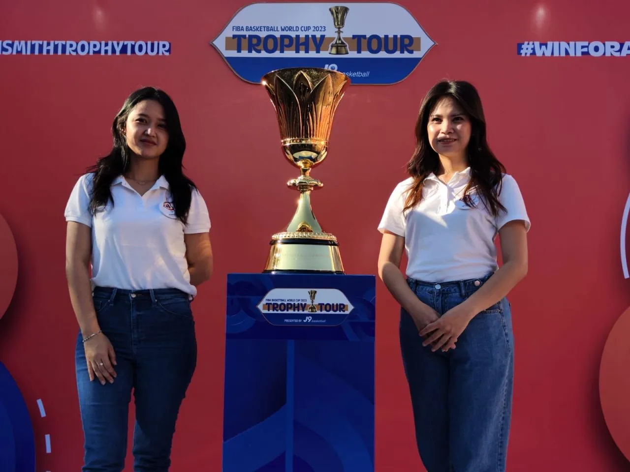 Jelang Piala Dunia, Trophy FIBA World Cup Singgah di Surabaya
