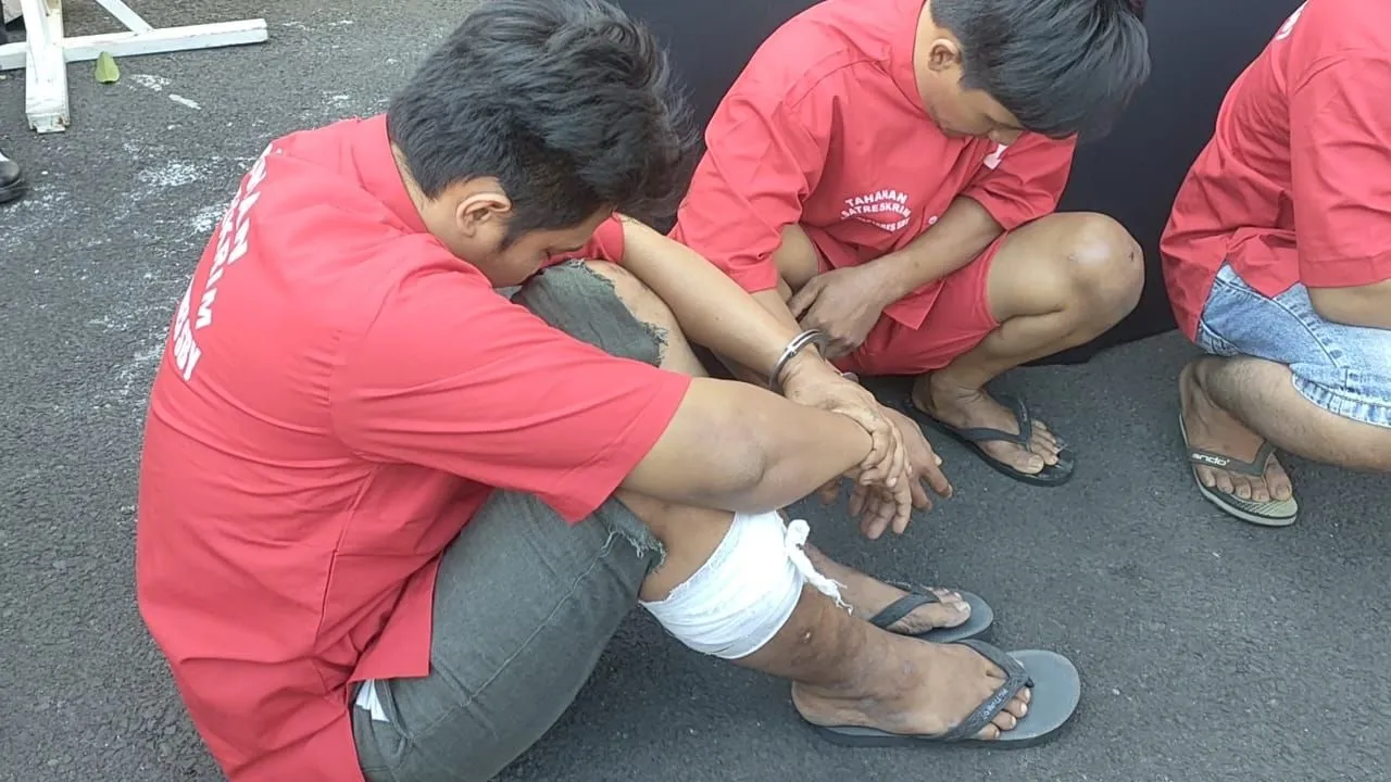 Polisi Tembak Maling Spesialis Mobil Pickup di Surabaya